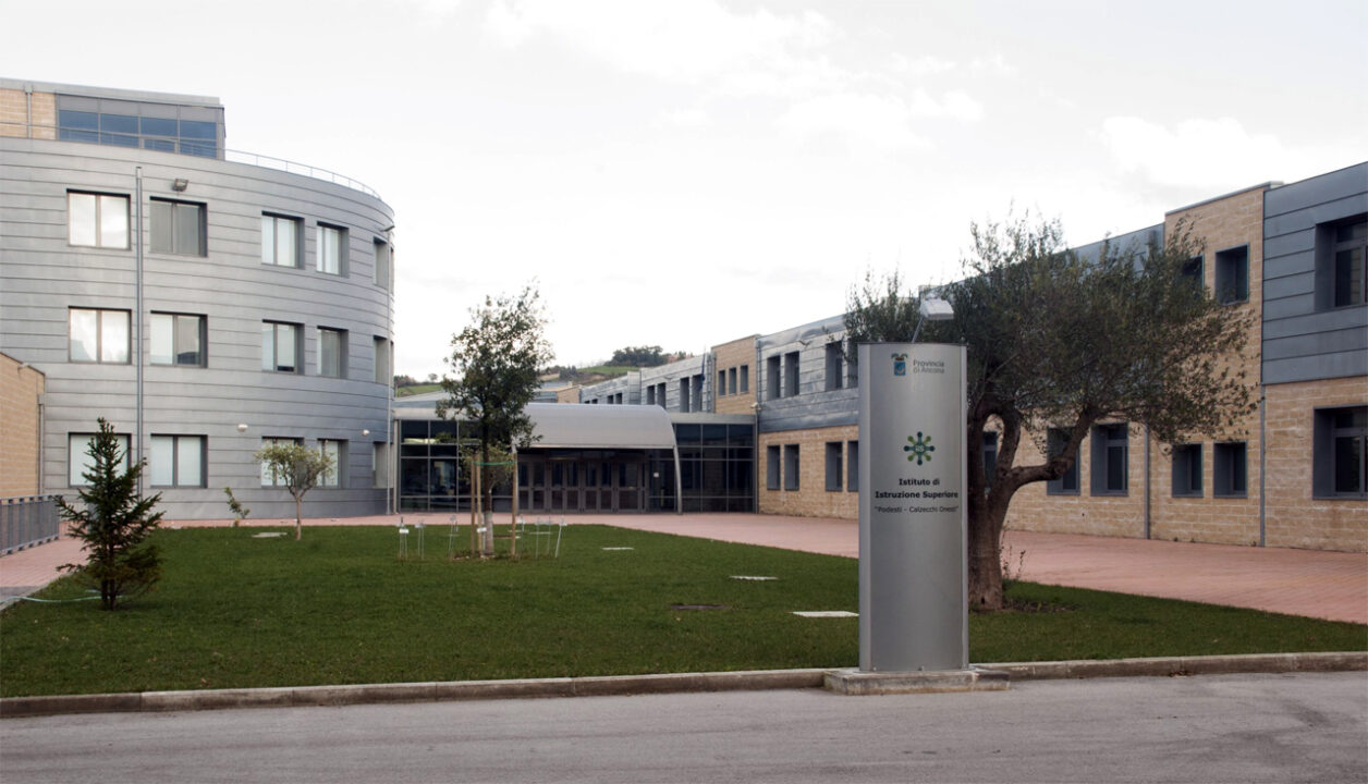 Follia a scuola: nega il saluto all’amico e lo studente colpisce il prof con un pugno