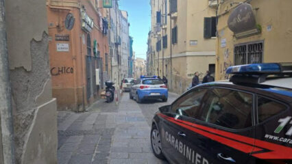 Follia a Sassari: accoltella il custode e si lancia dal tetto