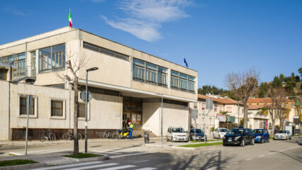 Studentessa di 14 anni precipita da una finestra della scuola ad Ascoli Piceno: è grave