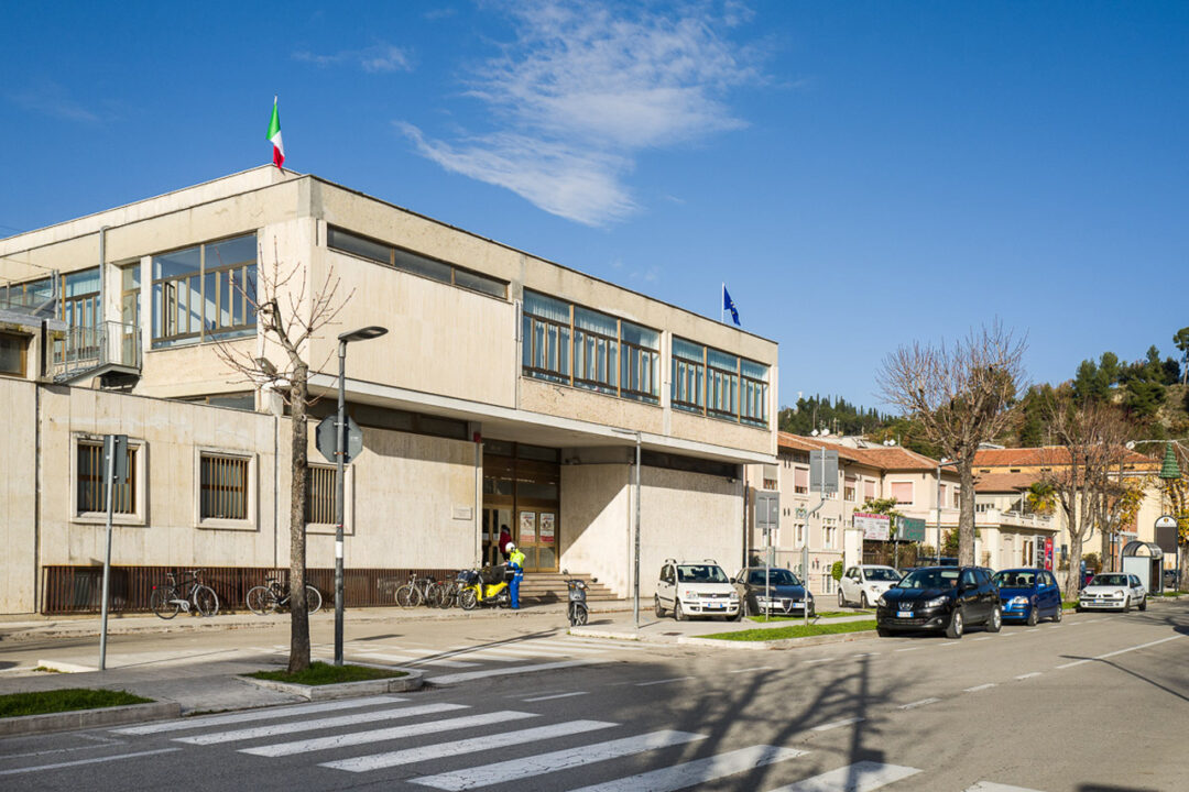 Studentessa di 14 anni precipita da una finestra della scuola ad Ascoli Piceno: è grave