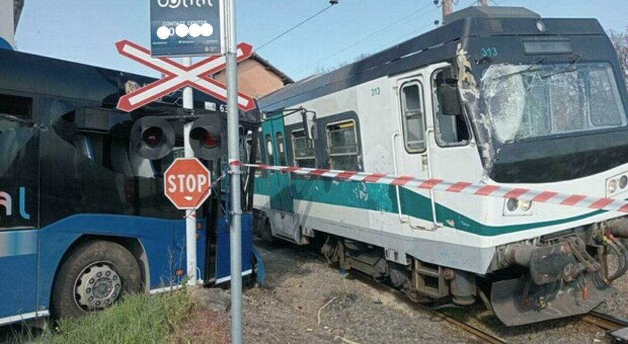 Sutri, scontro tra bus e treno Cotral: feriti e tanta paura al passaggio a livello