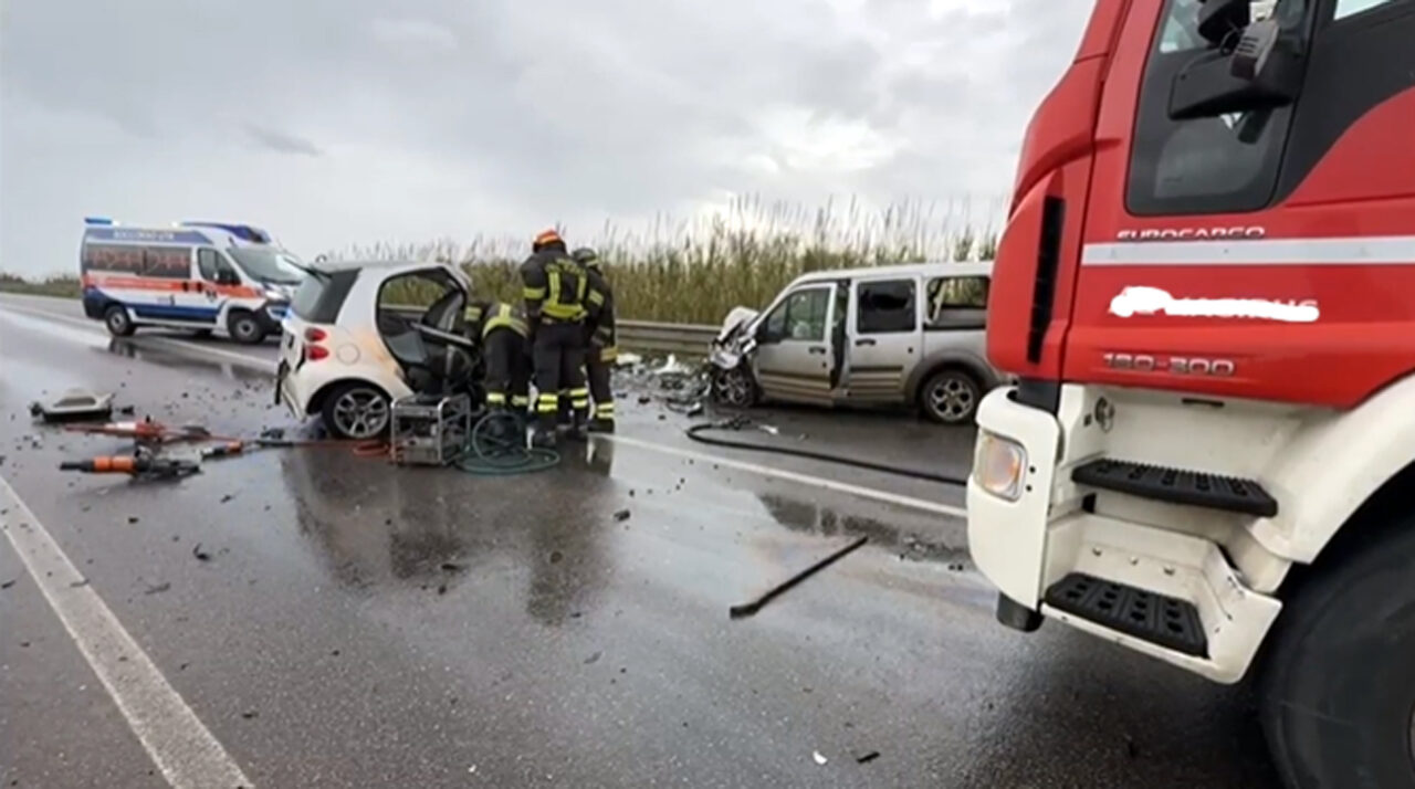 Scontro frontale sulla statale 196 a Villasor: un giovane in condizioni gravissime