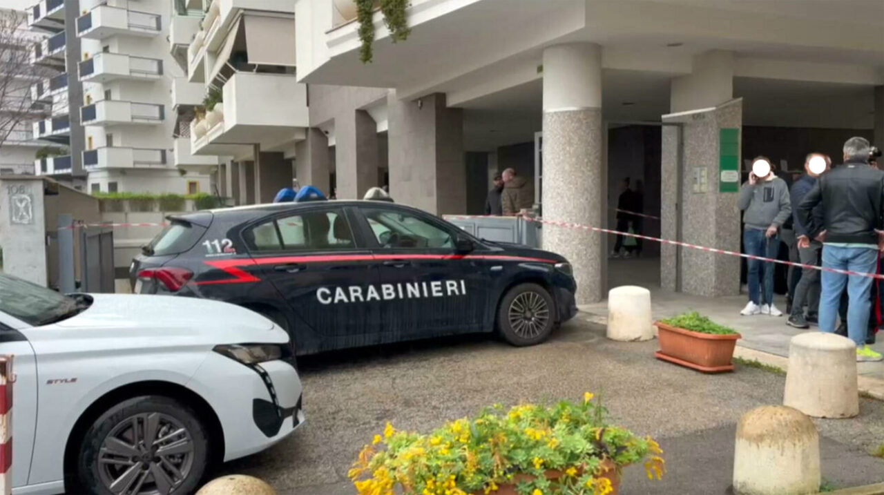 Tragedia a Bisceglie: lancia la moglie dal balcone e si suicida