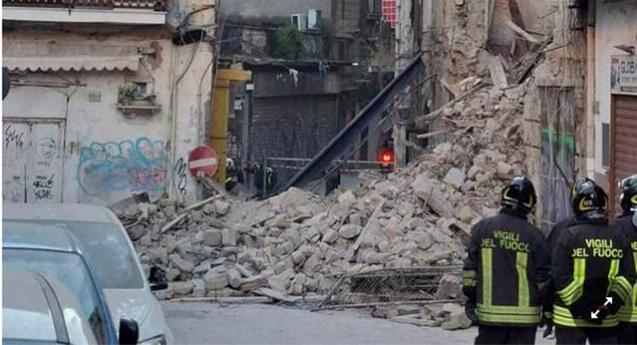 Paura a Napoli: crolla edificio in via Siniscalchi