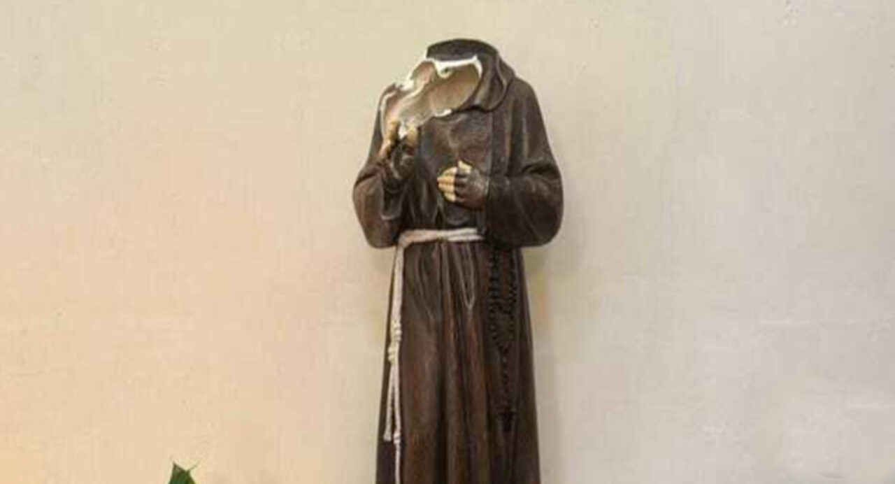 Sfregio a Frosinone: decapitata la statua di Padre Pio