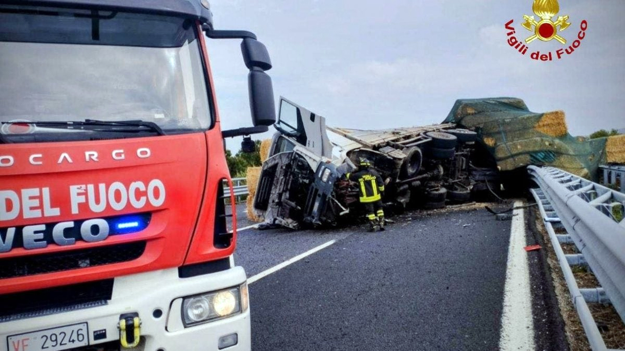 Montenero di Bisaccia: si ribalta tri carico di paglia