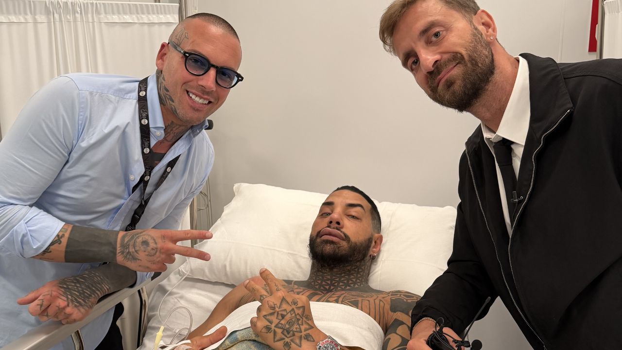 Nove ore in sala operatoria per il tatuaggio totale di Francesco Chiofalo: l’operazione firmata Christopher Dän e Dän Ink