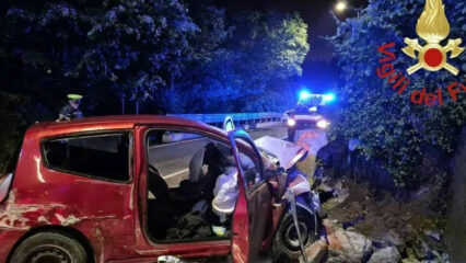 Como: auto contro un ostacolo, muore un 21enne