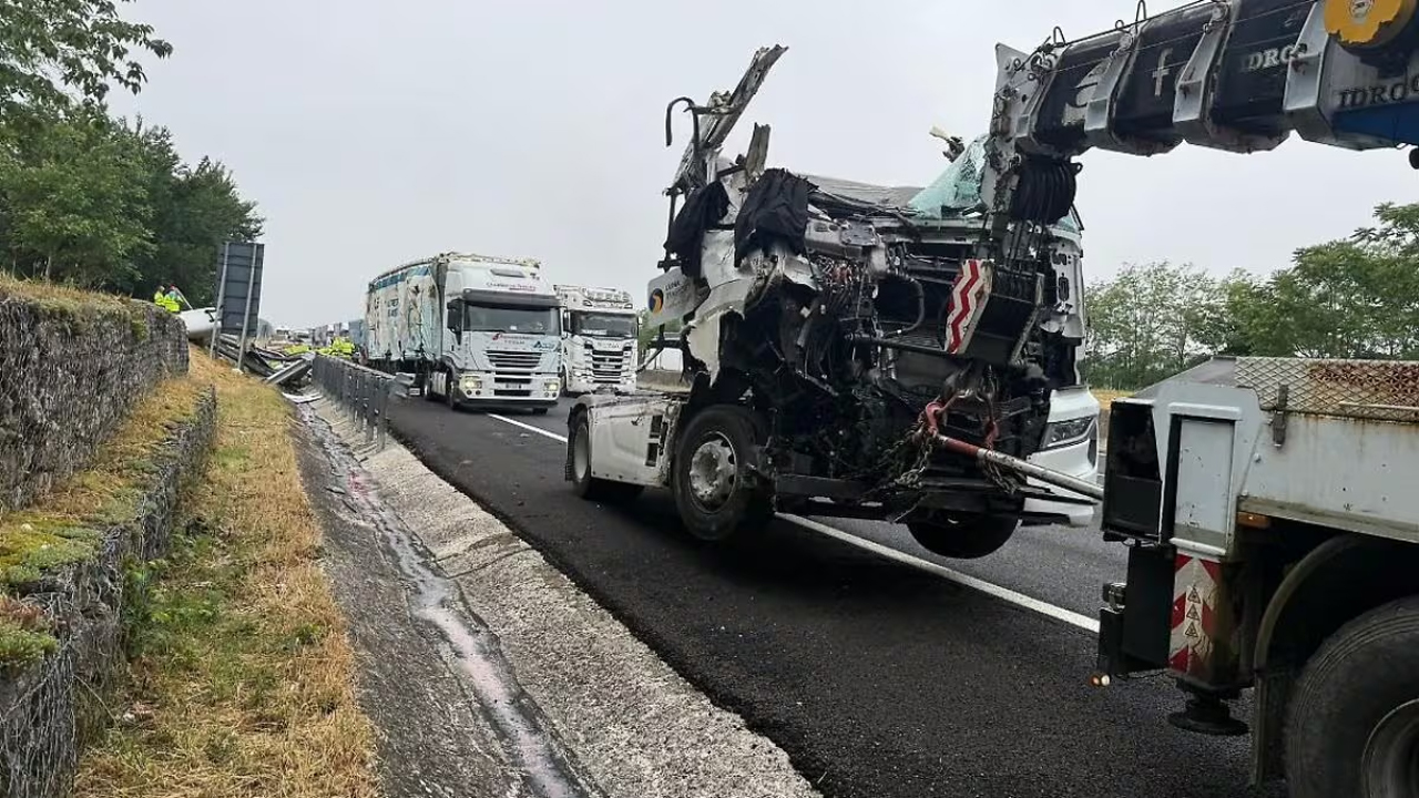 Autostrada A1: tir si schianta, morto conducente