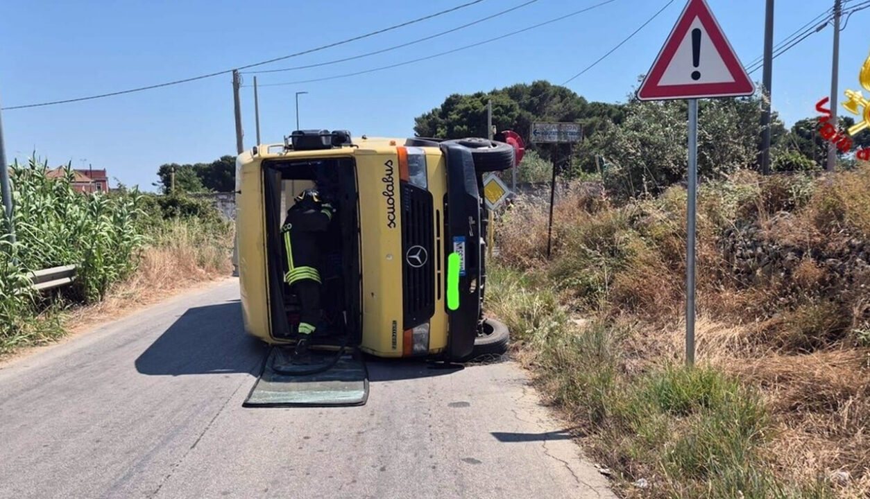 Mazara del Vallo: scuolabus si scontra con un SUV. Tredici feriti, due bambini sono gravi