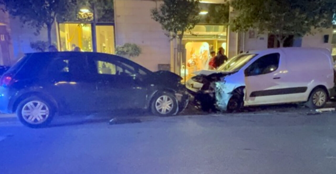 Monopoli: scontro in centro, muore un 19enne