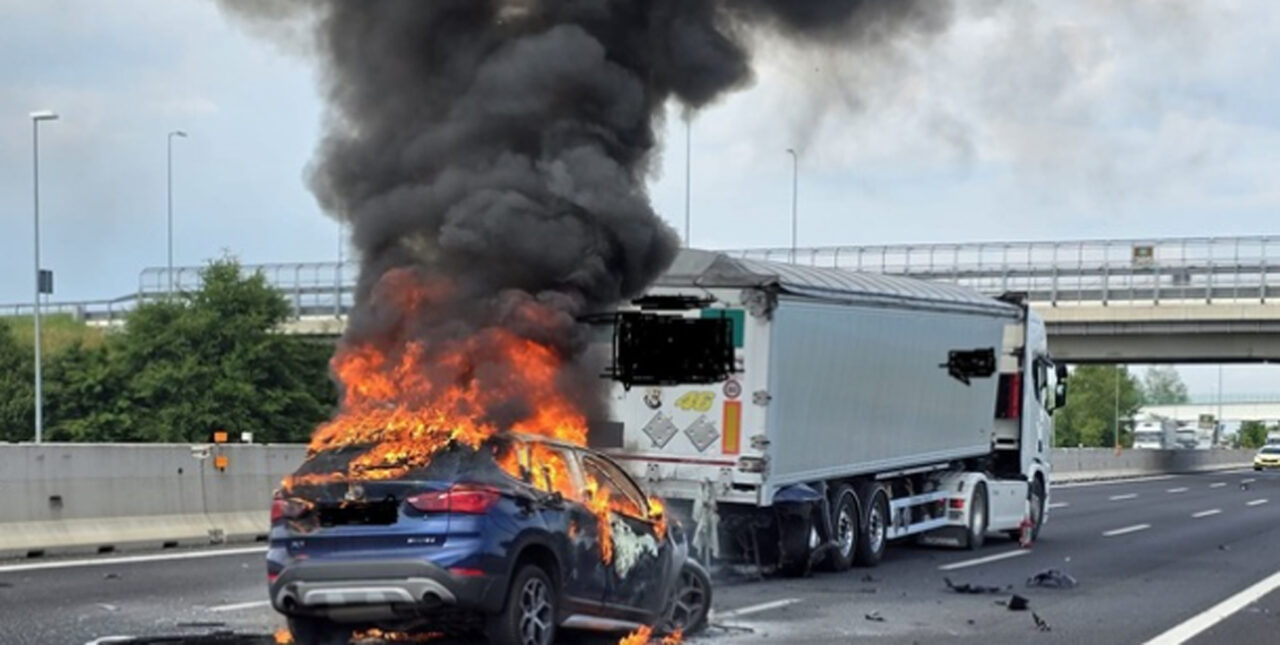 Auto contro Tir tra Meolo e San Donà, muore carbonizzato il conducente
