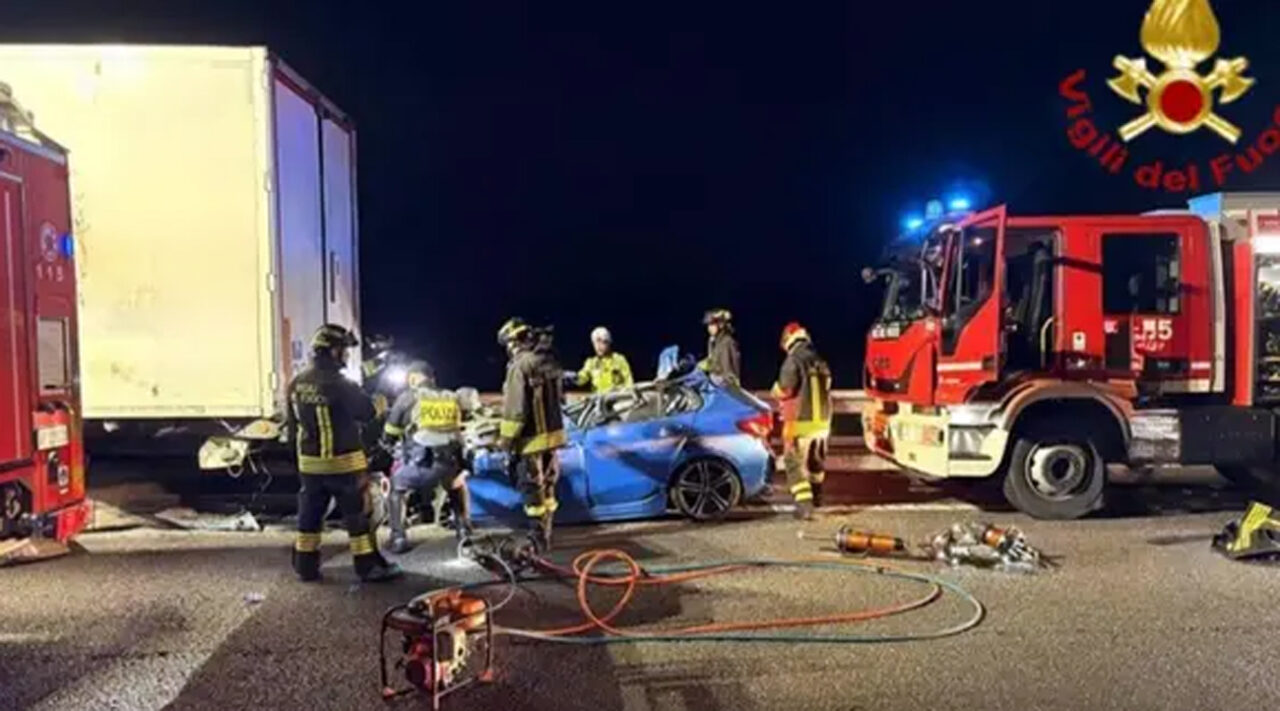 Autostrada A1: Bmw si incastra sotto un camion, morto un 22enne