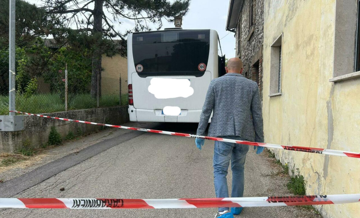 Follia a Stroncone: martellate sul bus, donna in fin di vita