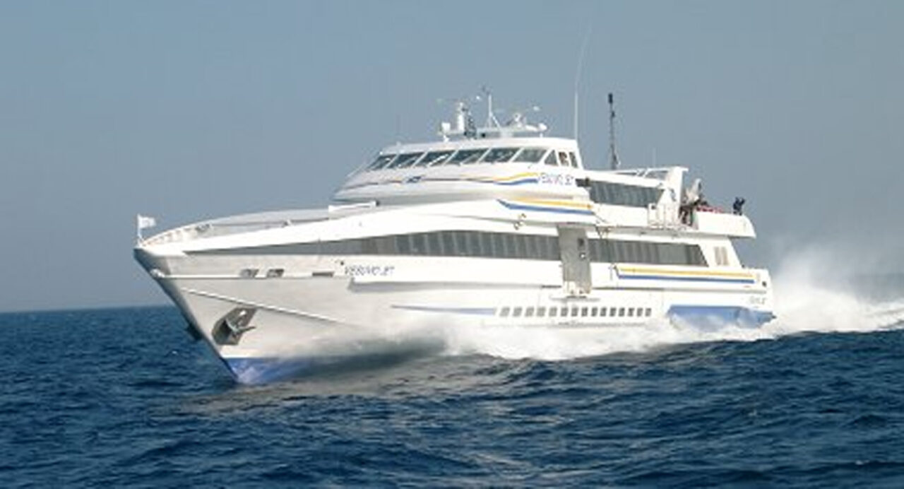 Golfo di Napoli: onda anomala investe il Vesuvio Jet, esplodono i finestrini