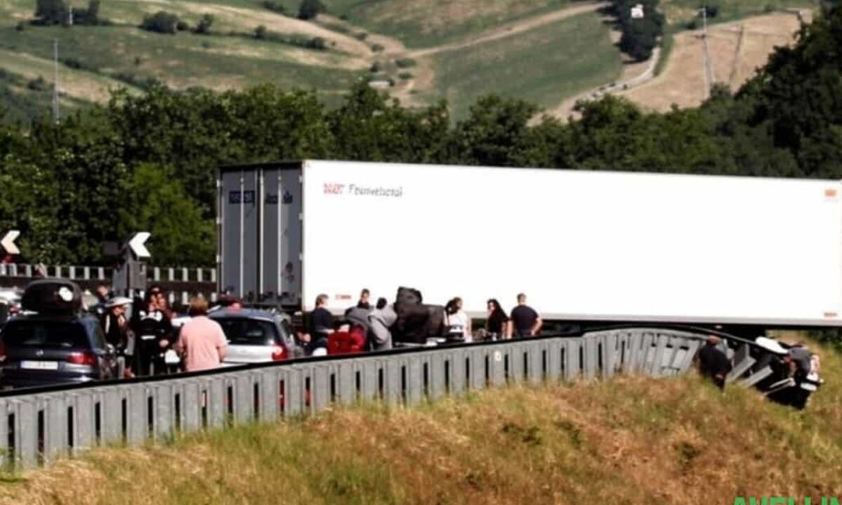 A16: scontro tra TIR e auto al km 56, autostrada chiusa tra Benevento e Avellino Est
