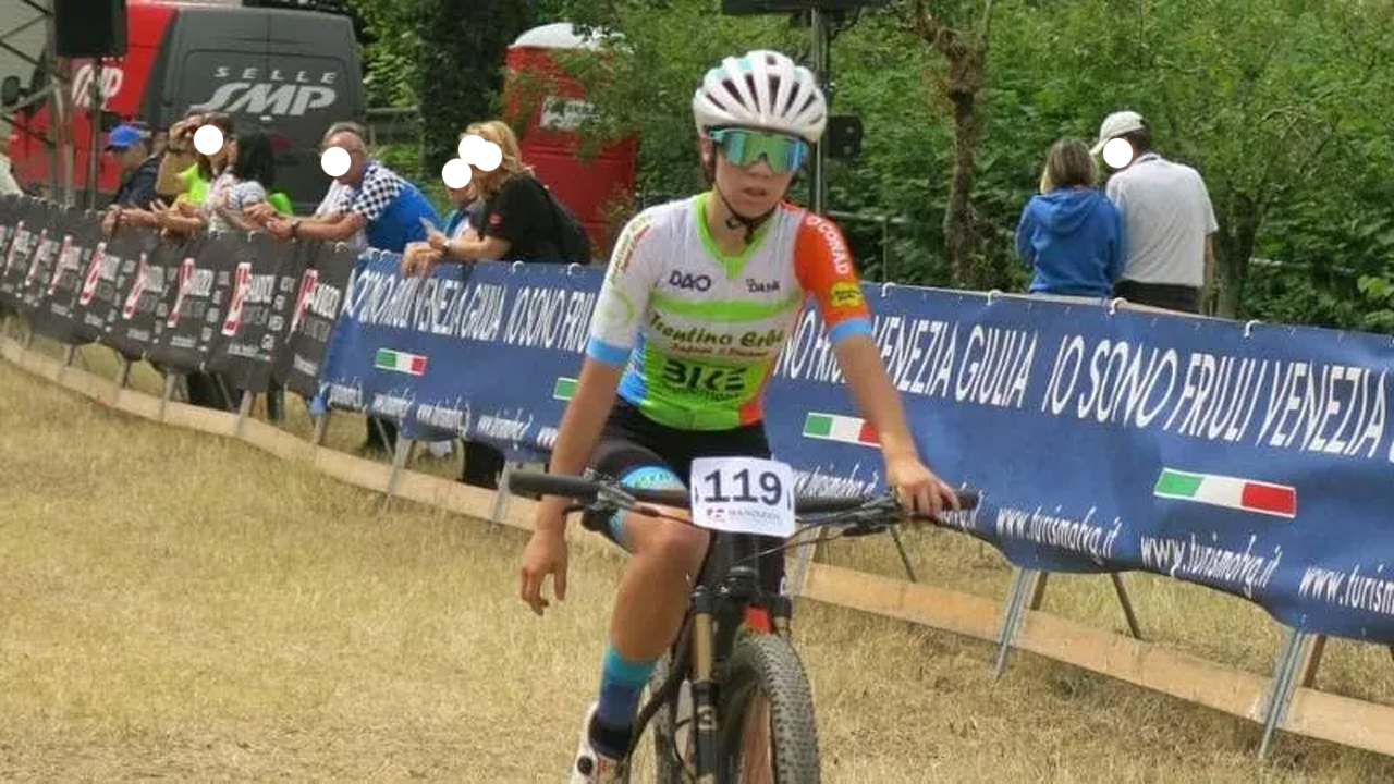 Adele Cobelli, campionessa 14enne, si scontra in bici con un’auto e muore