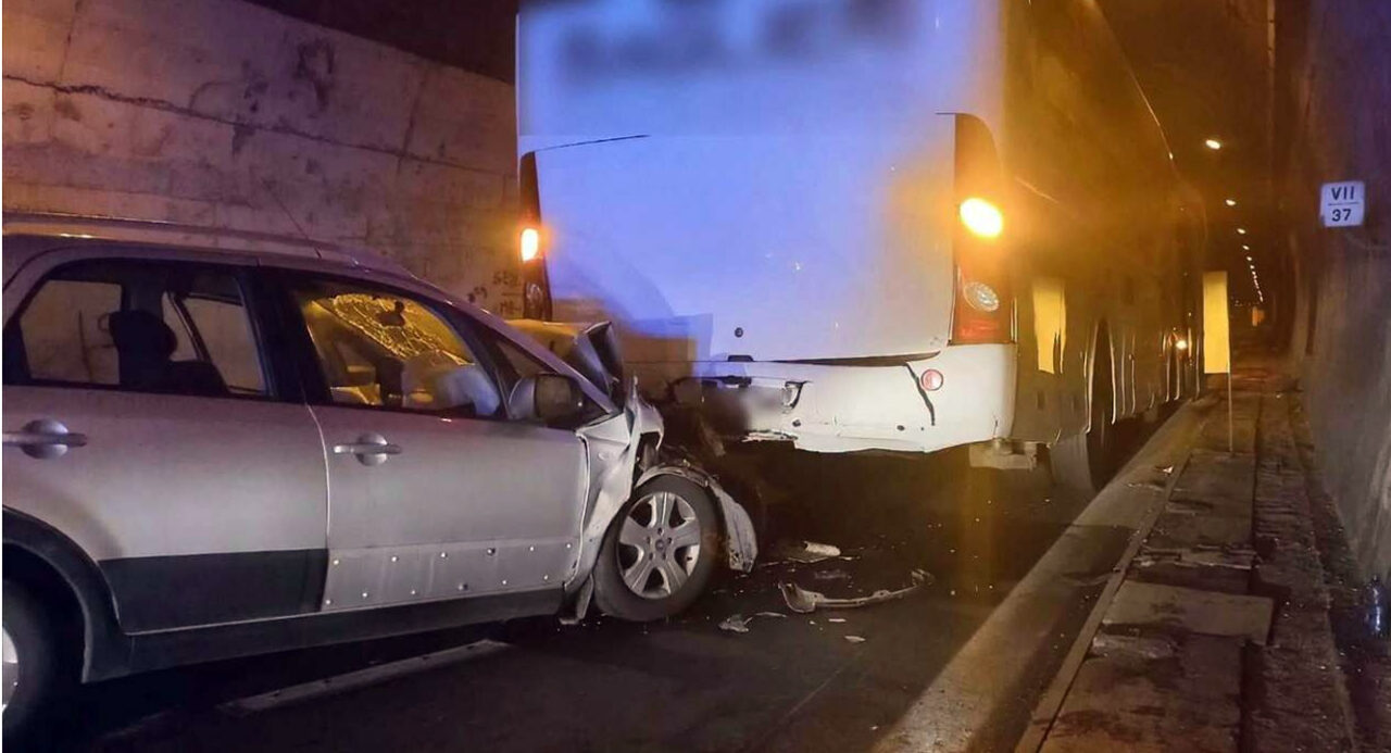 Autostrada A18: auto contro bus in panne nella galleria di Taormina, muore 40enne