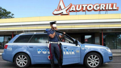 Autostrada A2: dimenticano la figlia di 10 anni all'autogrill, salvata dalla Polstrada