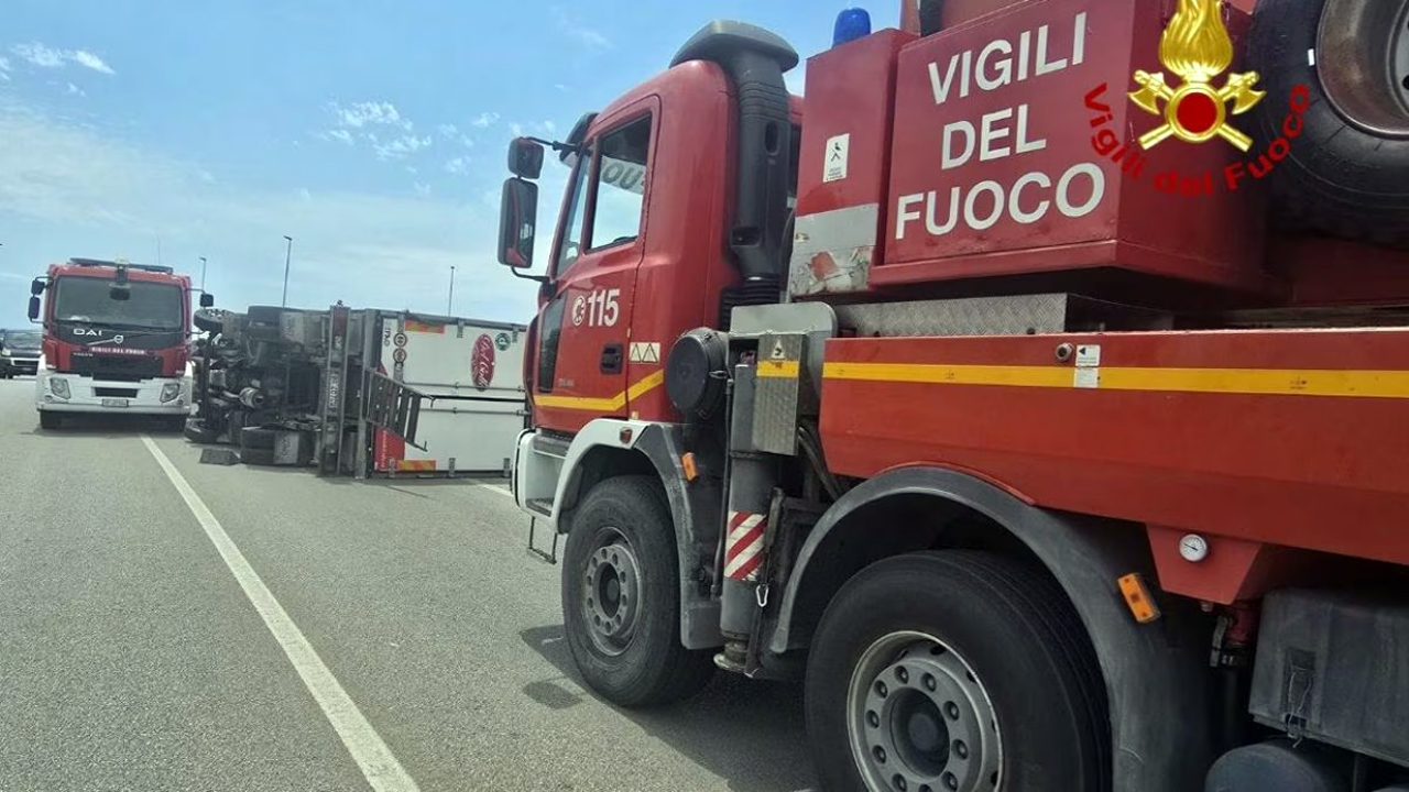 Battipaglia: camion frigo si ribalta, muore un uomo. Un altro è gravissimo