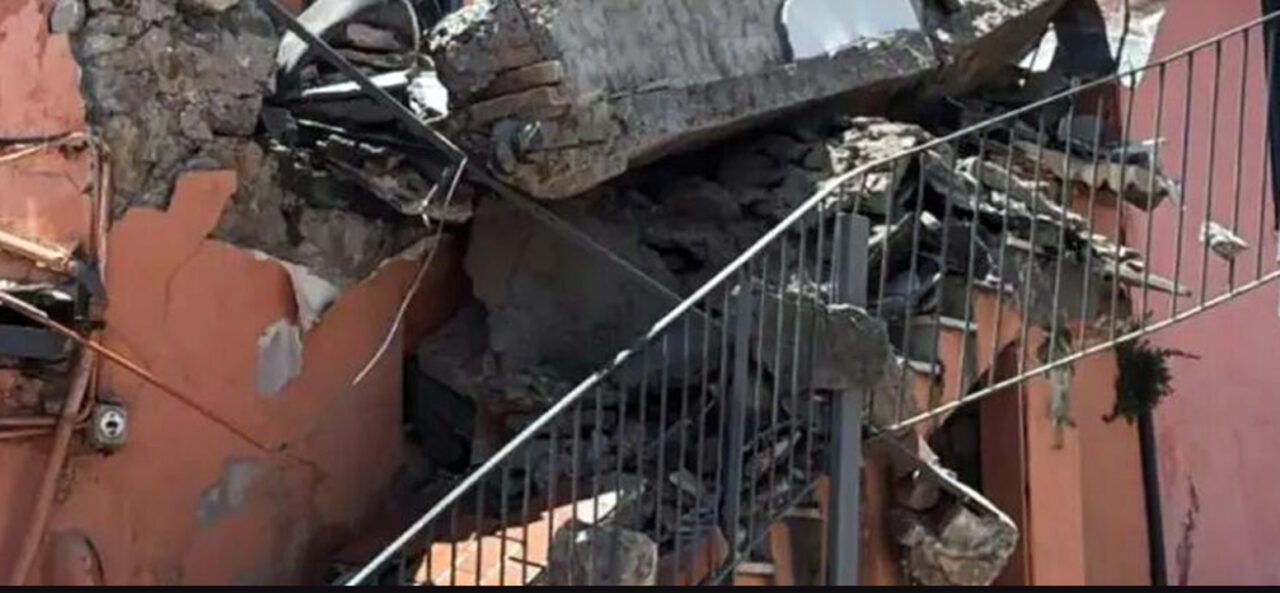 Ercolano: crolla parte di una palazzina in via Niglio, salvati due inquilini bloccati