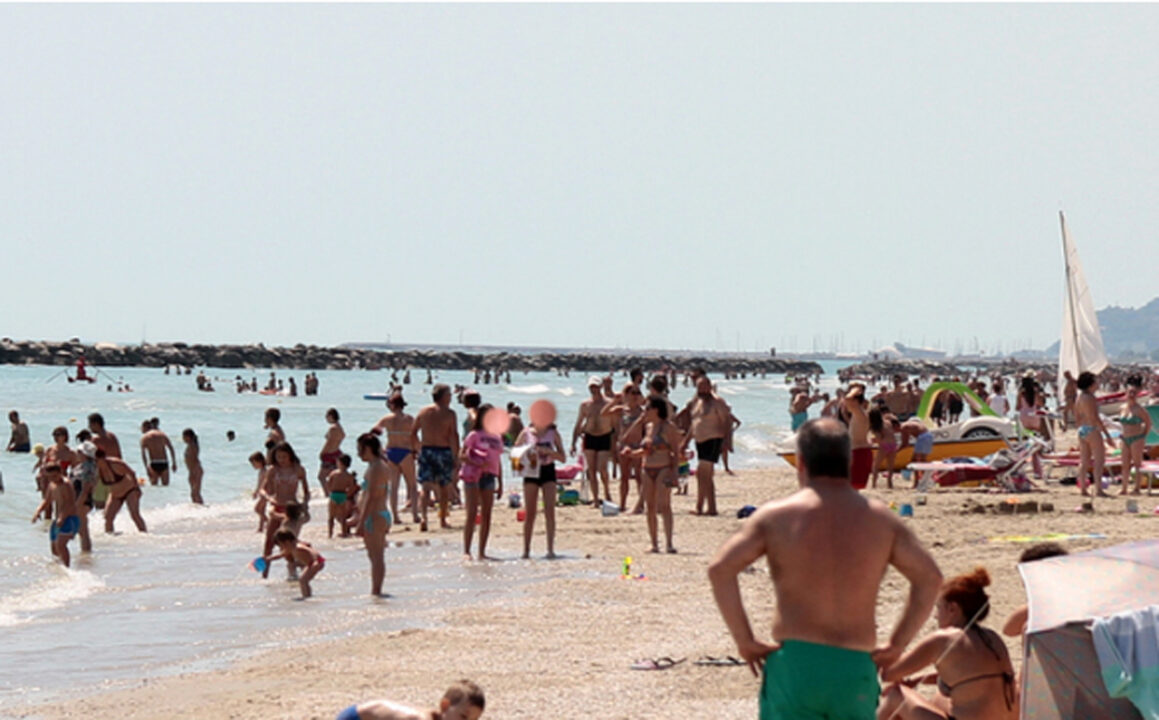 Tragedia a Lido di Fermo, malore fatale sul bagnasciuga: una donna muore sotto gli occhi dei bagnanti