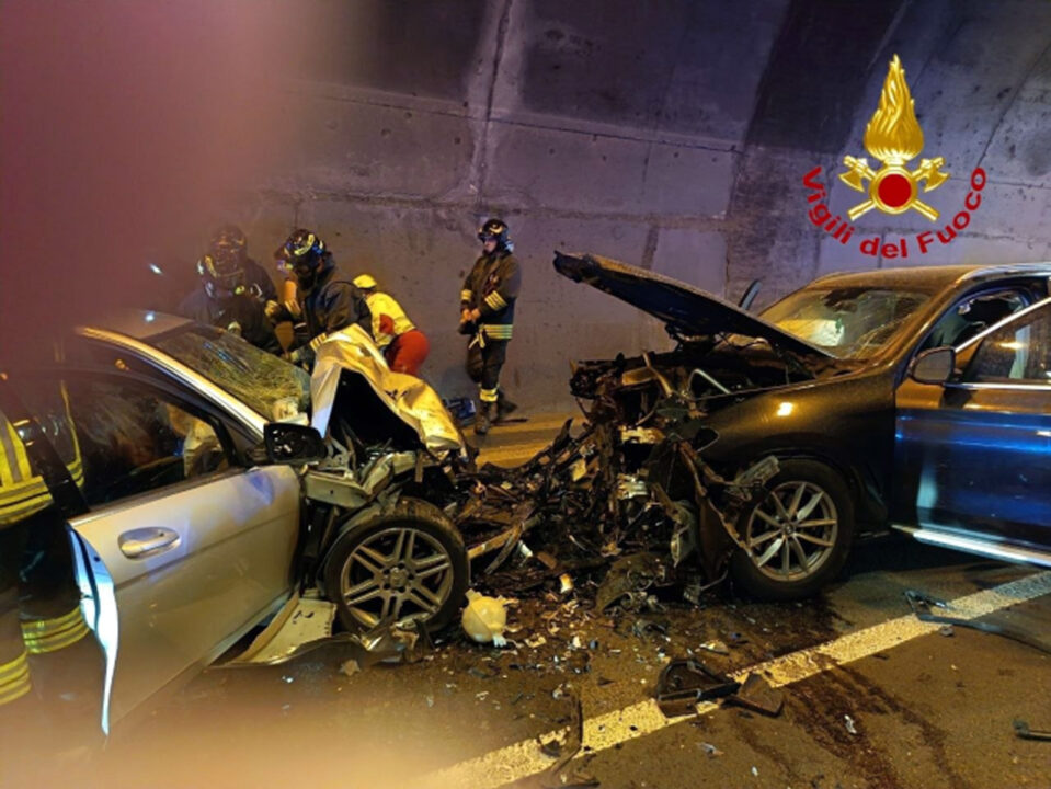 Breno: scontro frontale devastante in galleria, muoiono madre e figlio