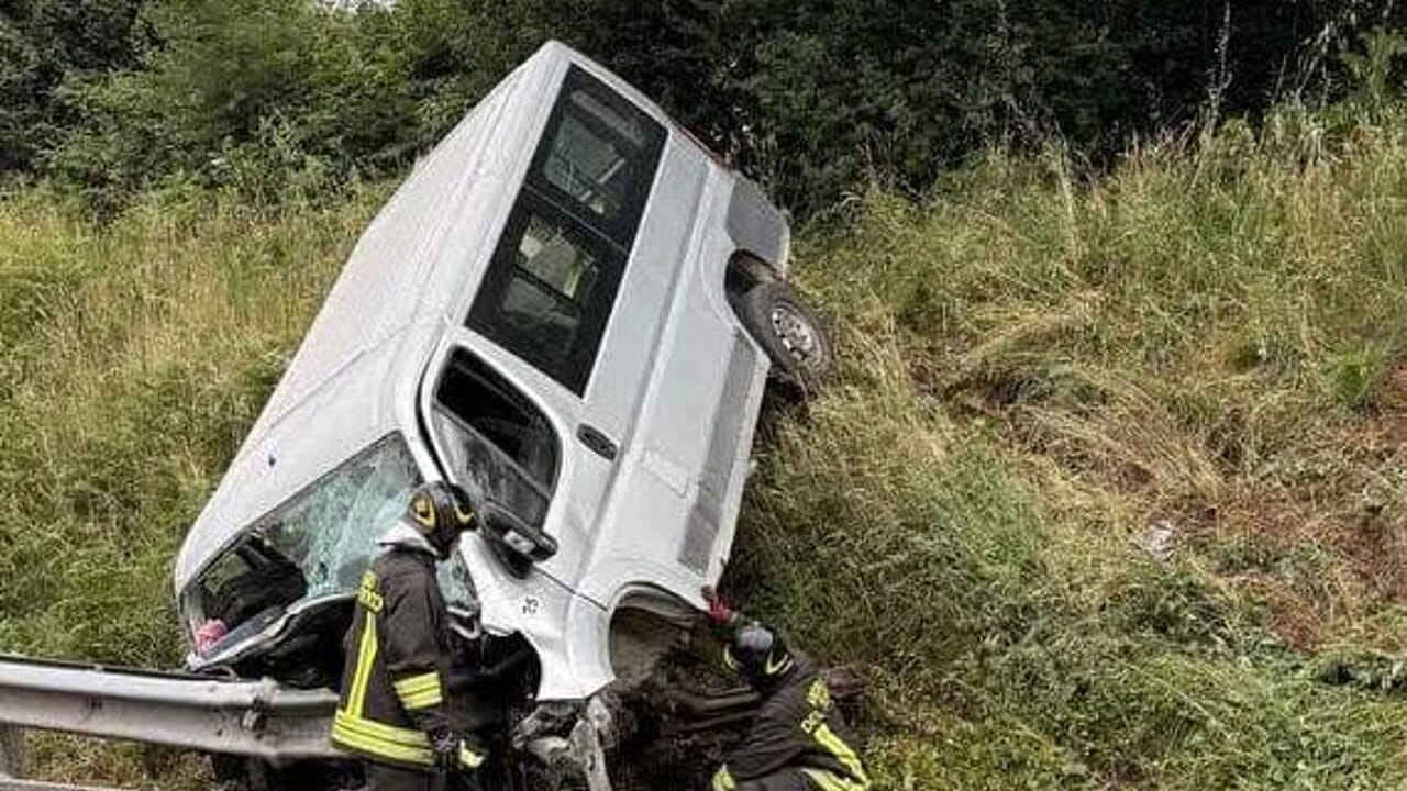 Autostrada A1: furgoncino si schianta, un morto e due feriti in codice rosso