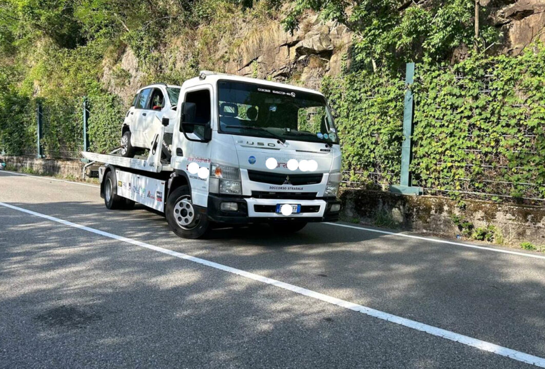 Lago Maggiore: auto travolge cinque pedoni diretti in spiaggia, morta una 17enne