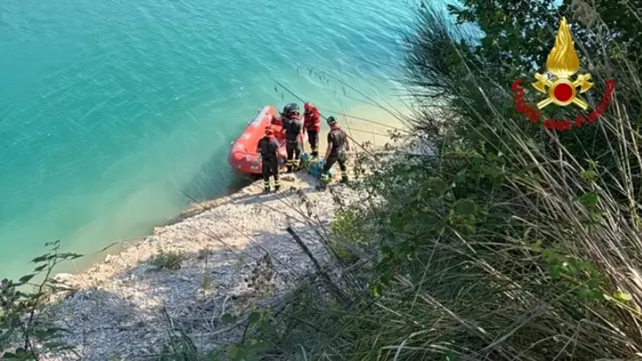 Pensionato di 88 anni annega nel lago: il corpo è scoperto grazie al fiuto di un cane
