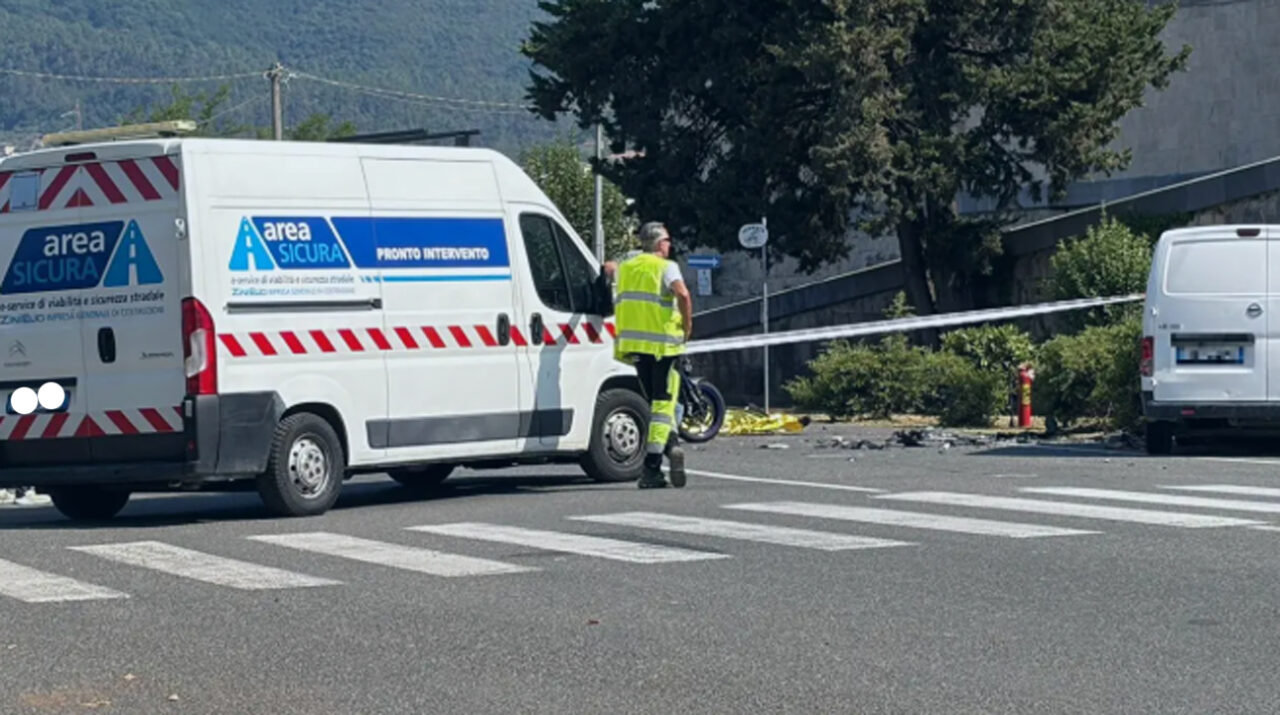 Dramma a La Spezia: scontro frontale auto-moto, muore il centauro e il cane che aveva nello zaino