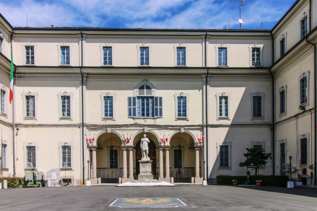 Milano: Scuola Militare Teulié, arrestato docente per ricatti sessuali