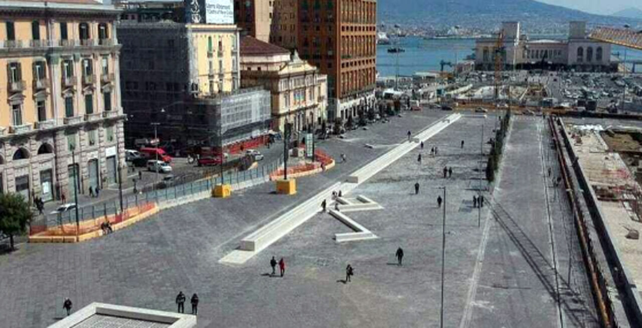 Napoli: clochard muore sulla fontana in piazza Municipio