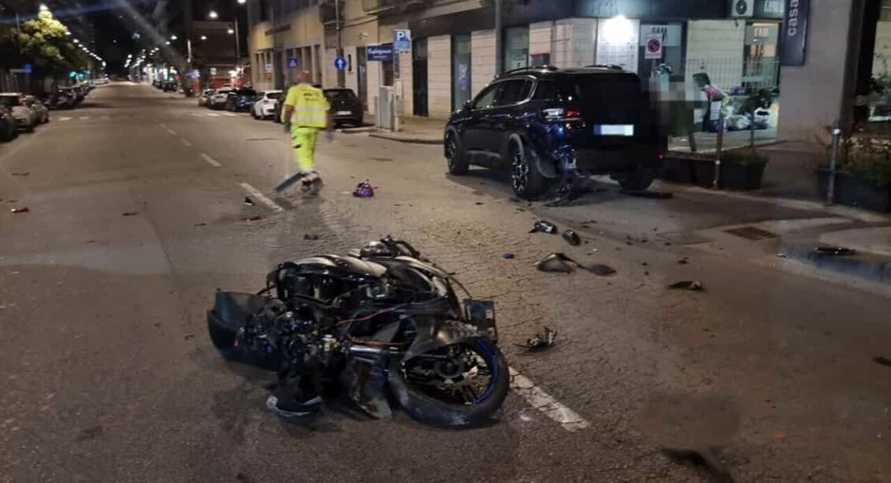 Salerno: scooter contro auto vicino alla stazione, muore un 15enne