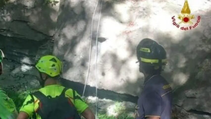 Ciclista di 60 anni precipita in una scarpata e muore in mountain bike