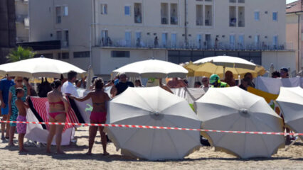 Dorme sul lettino in spiaggia e viene stroncato da un colpo di calore: muore un turista di 68 anni