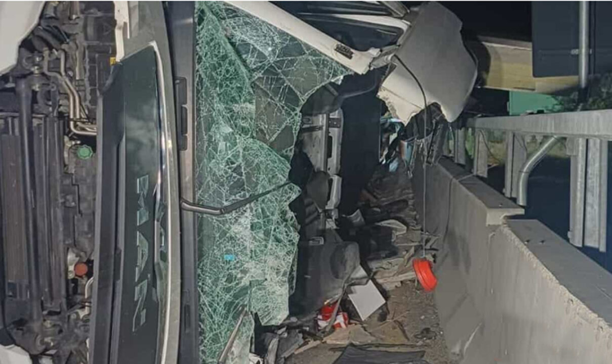 Autostrada A1: tir si ribalta a Sasso Marconi, muore l’autista di 36 anni