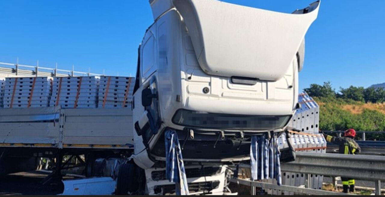 Autostrada A30: tir si ribalta contro la barriera centrale, due feriti gravi