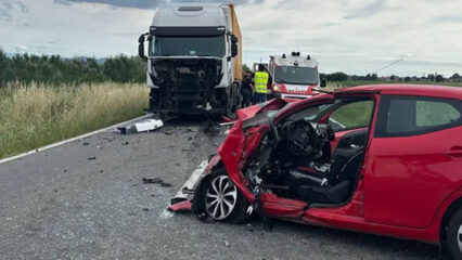 Tragedia nel Pavese: auto contro camion, muoiono padre di 91 anni e figlio di 49