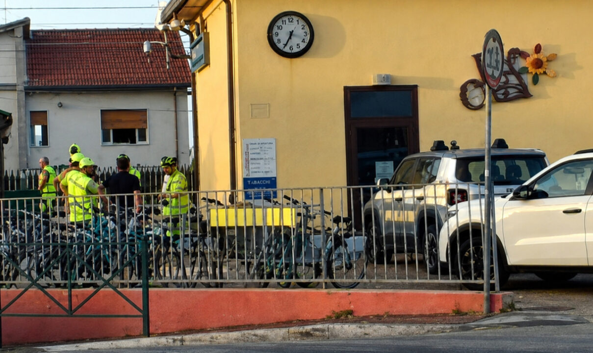 Tragedia sui binari in provincia di Ancona: donna travolta da un treno, bloccata la linea Adriatica