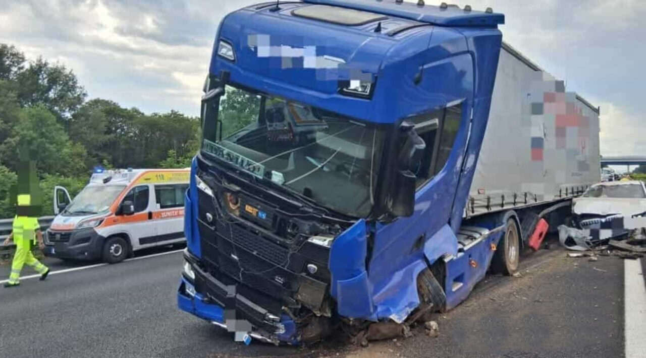 Autostrada A1: drammatico incidente verso Napoli. Camionista sbalzato dalla cabina muore nello spartitraffico