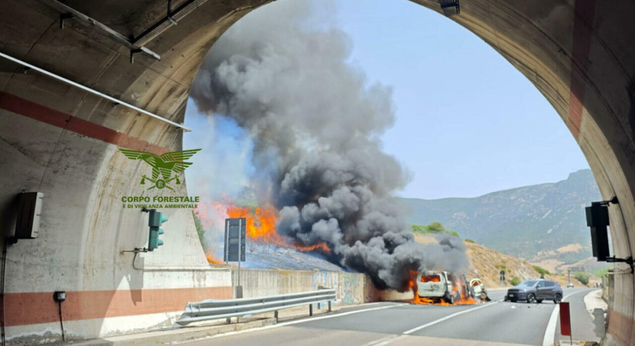 Cagliari: scontro frontale e maxi-incendio. Un morto e 9 feriti gravi