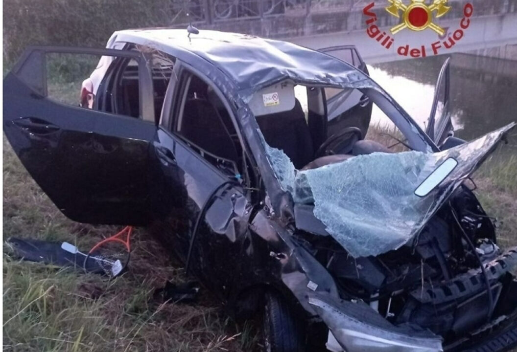 Canaro: auto esce di strada e finisce nel canale, muore un giovane conducente