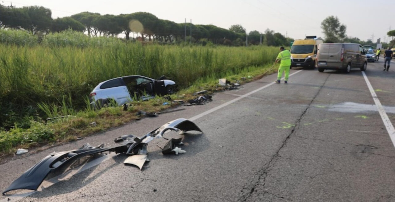 Cesenatico, drammatico scontro frontale sulla Statale Adriatica: muore una donna di 35 anni, due feriti