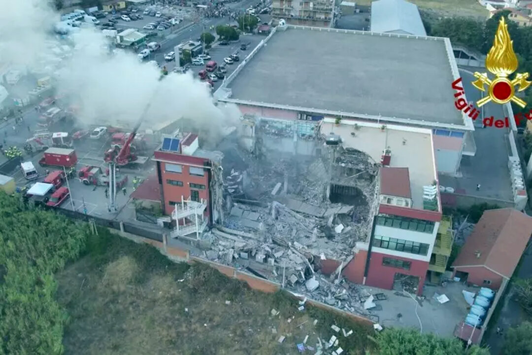 Crollo edificio a Pistunina, nottata di ricerche tra le fiamme sotto le macerie: i nomi dei 6 dispersi ancora tra i detriti