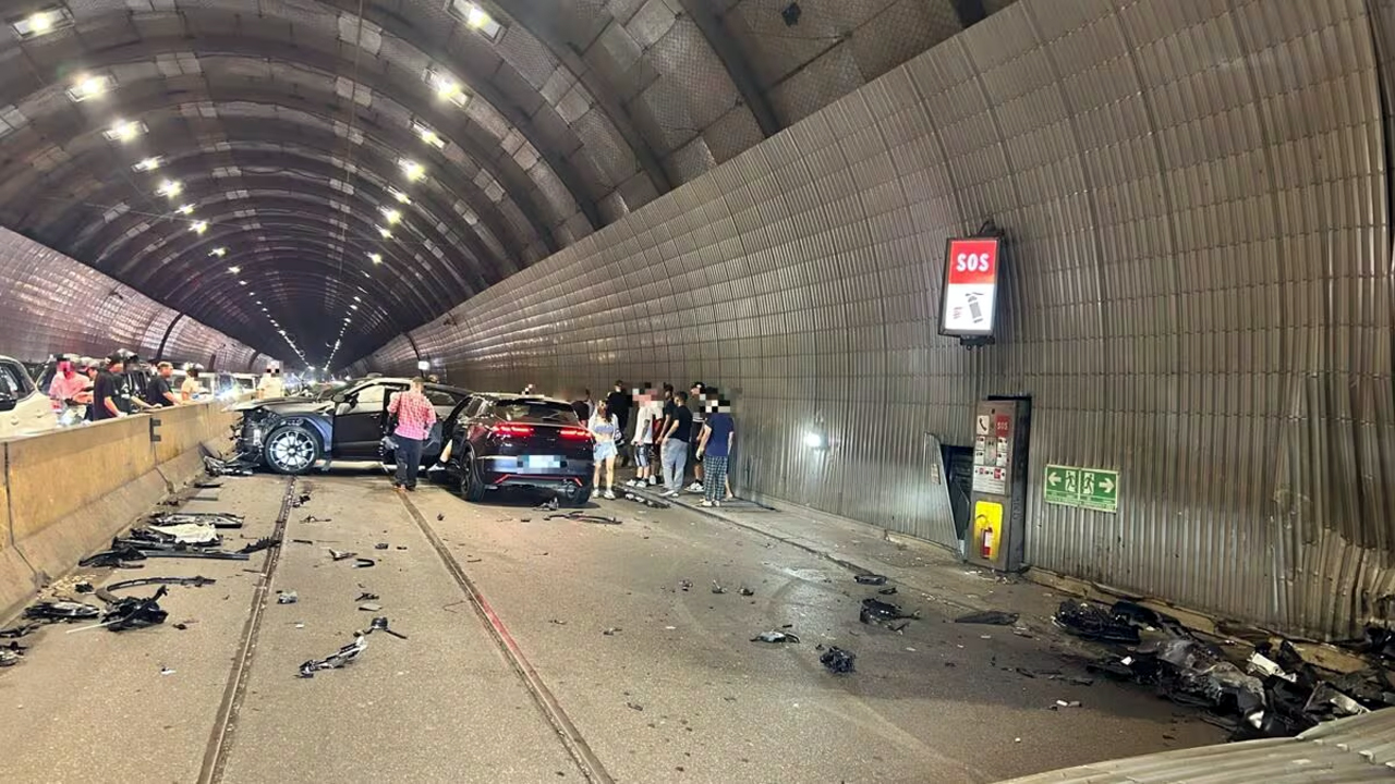 Napoli: scontro fra Lamborghini, Alfa Romeo e scooter alla Galleria Vittoria