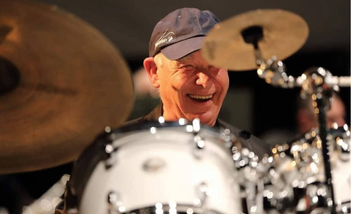 Musica in lutto, è morto Gianni Cazzola: il leggendario batterista jazz si accascia sul palco durante un’esibizione