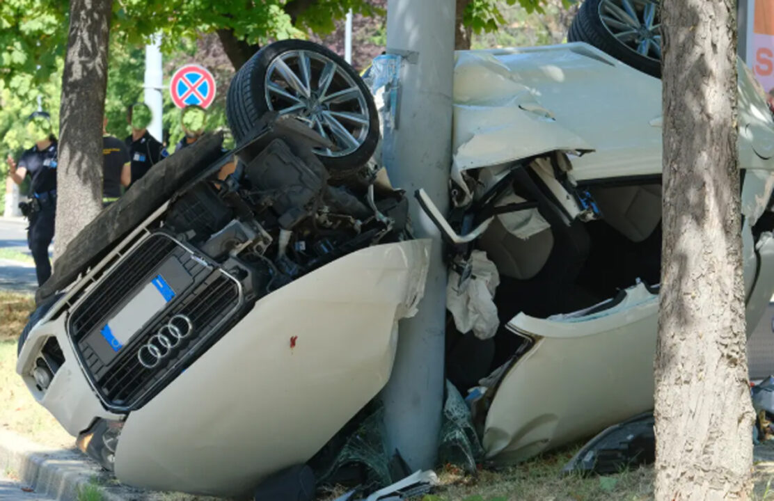 Bologna, caos sui viali: auto si schianta contro un palo per evitare un pedone ai Giardini Margherita