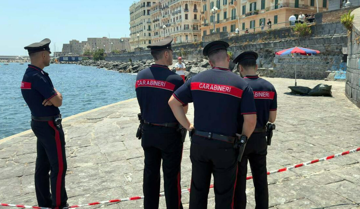 Lungomare di Napoli: trovato il cadavere di un uomo incastrato tra gli scogli