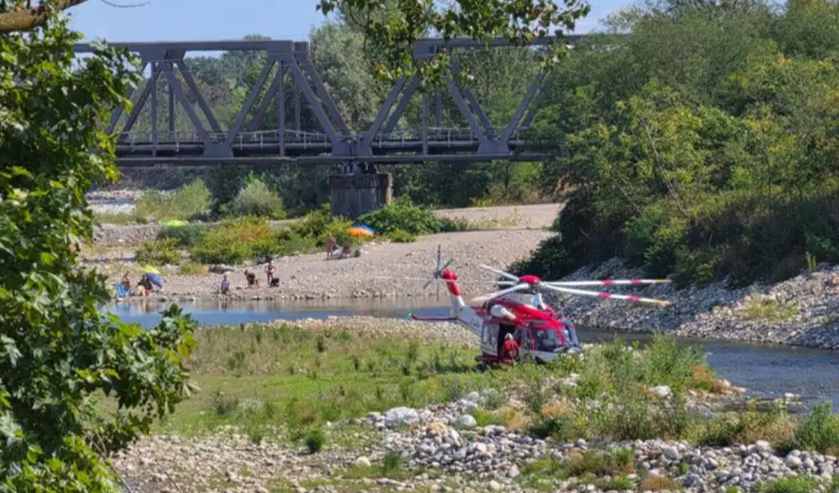 Romagnano: si tuffano nel fiume per salvare la nipote, morti due fratelli quarantenni